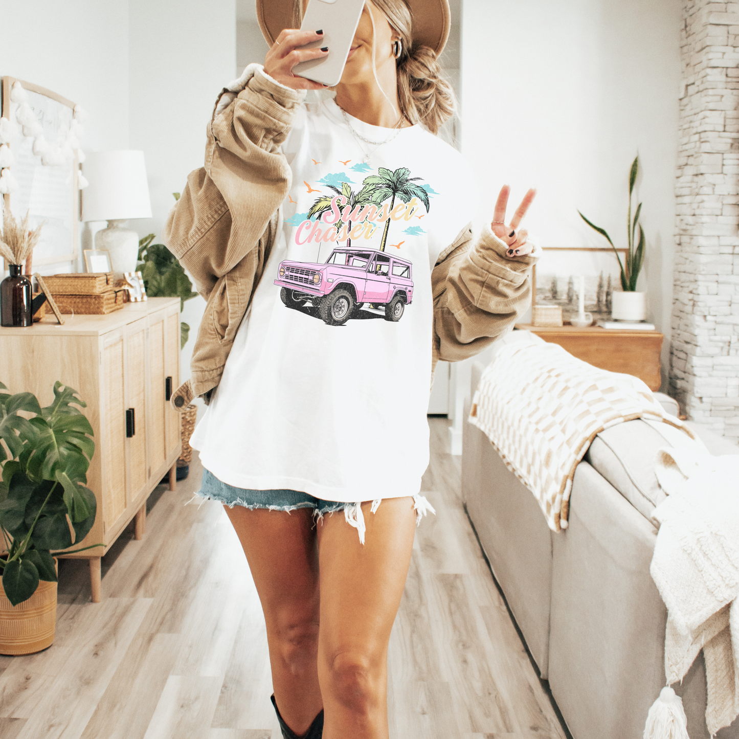 CHASING SUNSETS TEE - FANGIRL SWAG