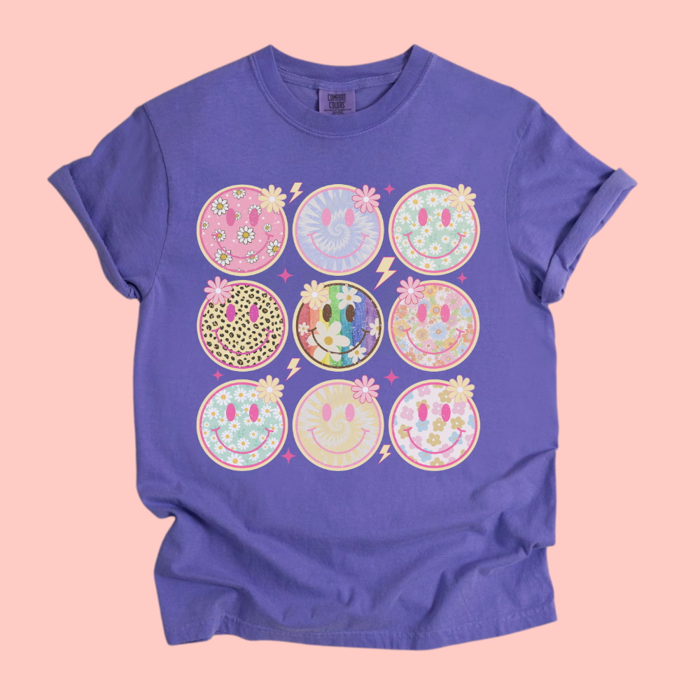 SMILEY TEE - FANGIRL SWAG