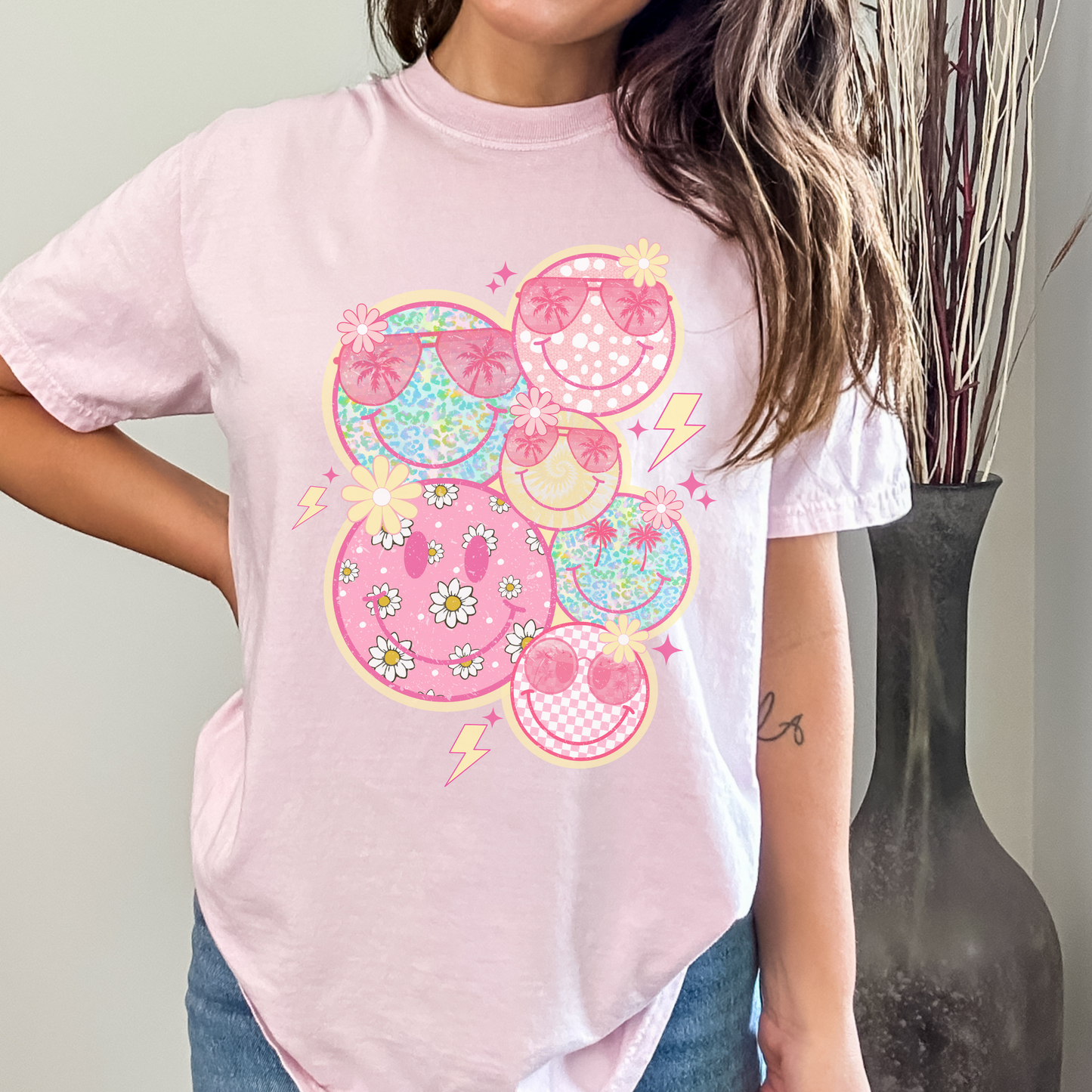 LIGHTNING SMILEY TEE - FANGIRL SWAG