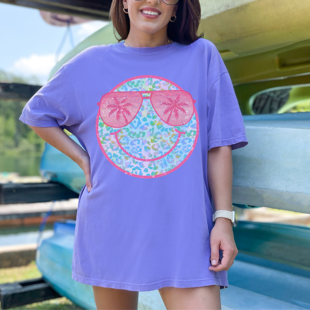 SUNNY SMILES TEE - FANGIRL SWAG