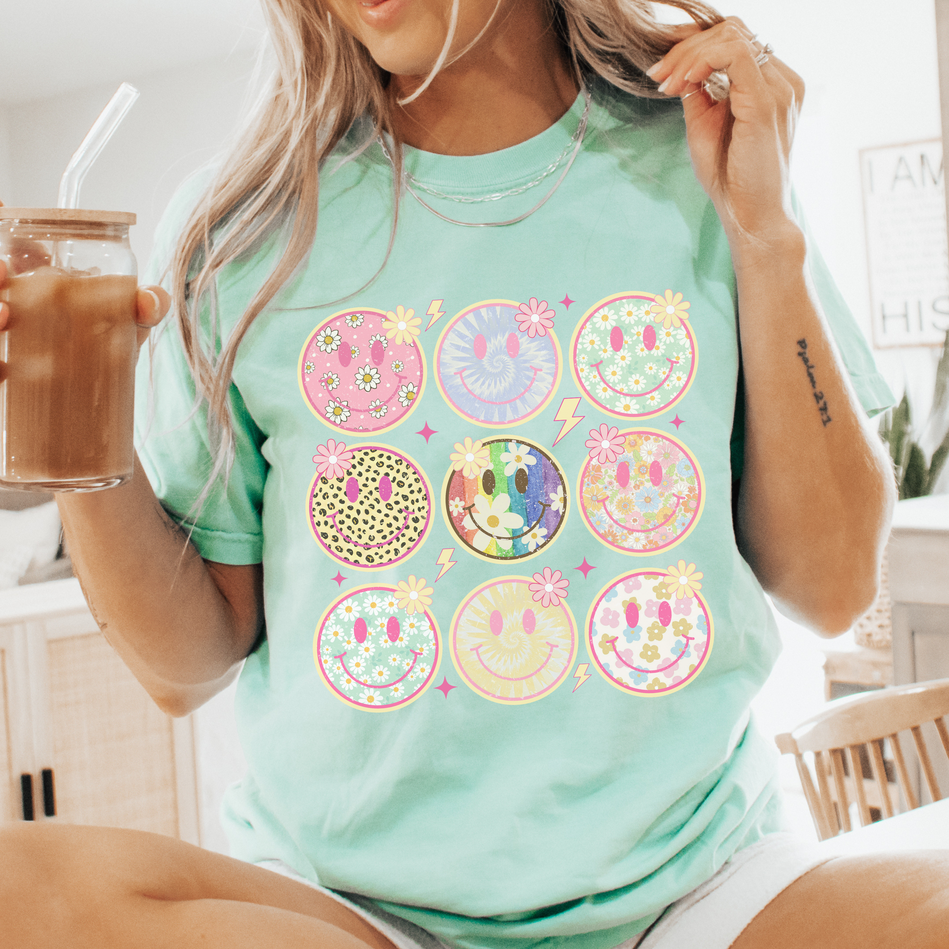 SMILEY TEE - FANGIRL SWAG