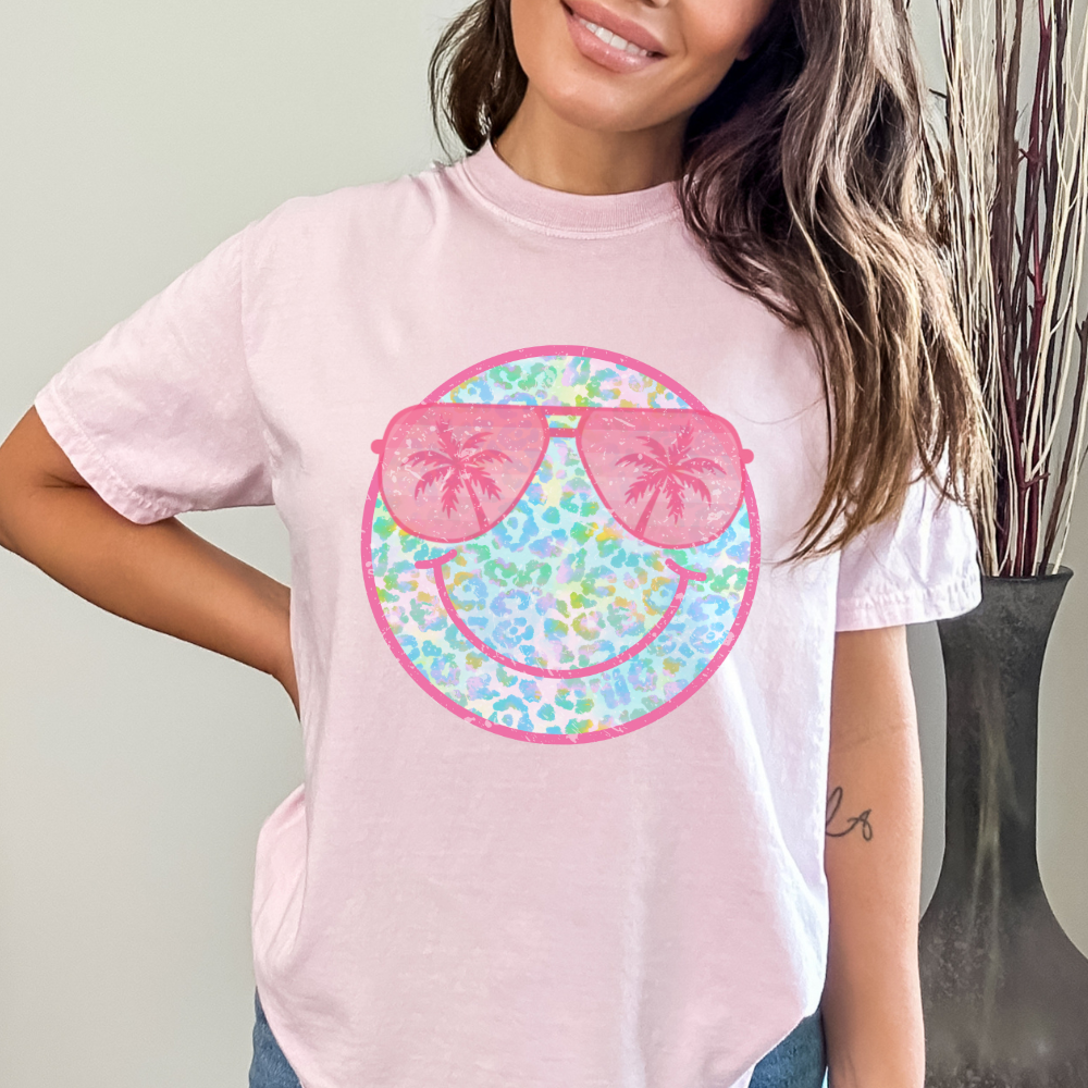 SUNNY SMILES TEE - FANGIRL SWAG