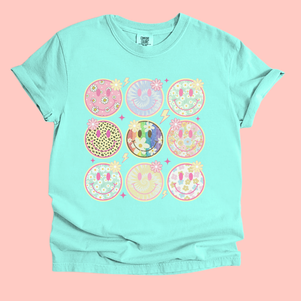 SMILEY TEE - FANGIRL SWAG