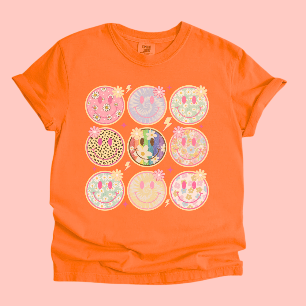 SMILEY TEE - FANGIRL SWAG