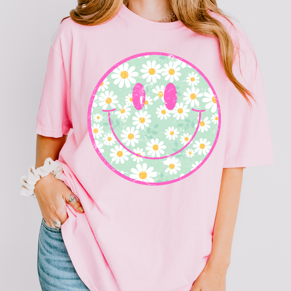 DAISY SMILES TEE - FANGIRL SWAG